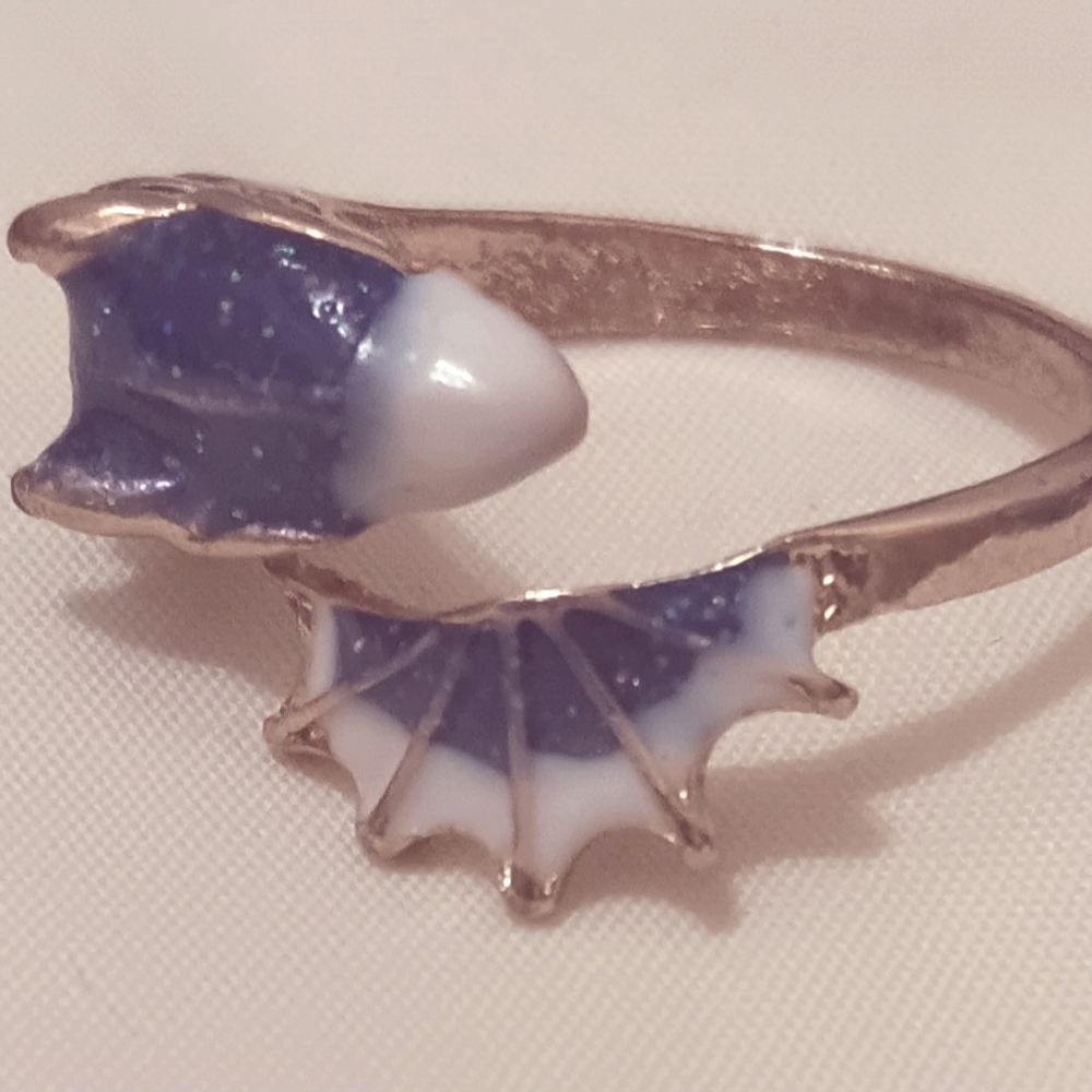 SLEEPY DRAGON HUGGIE RING...